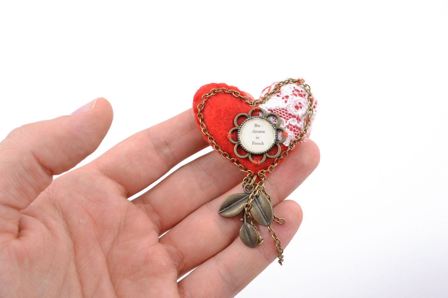 Broche en feutre rouge faite main cadeau pour femme Coeur avec breloque photo 1