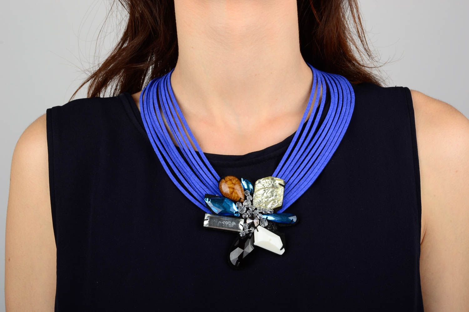 Collier fantaisie Bijou fait main lacets de daim bleu Accessoire pour femme photo 1