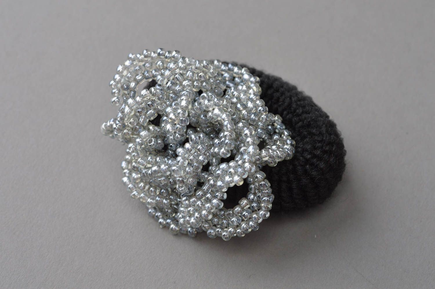 Élastique cheveux fleur fait main en tricot et perles de rocaille Fleur argent photo 2