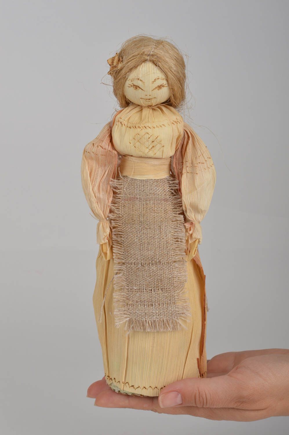 Бежевая кукла из кукурузных листьев в этническом стиле для интерьера хэнд мэйд фото 2