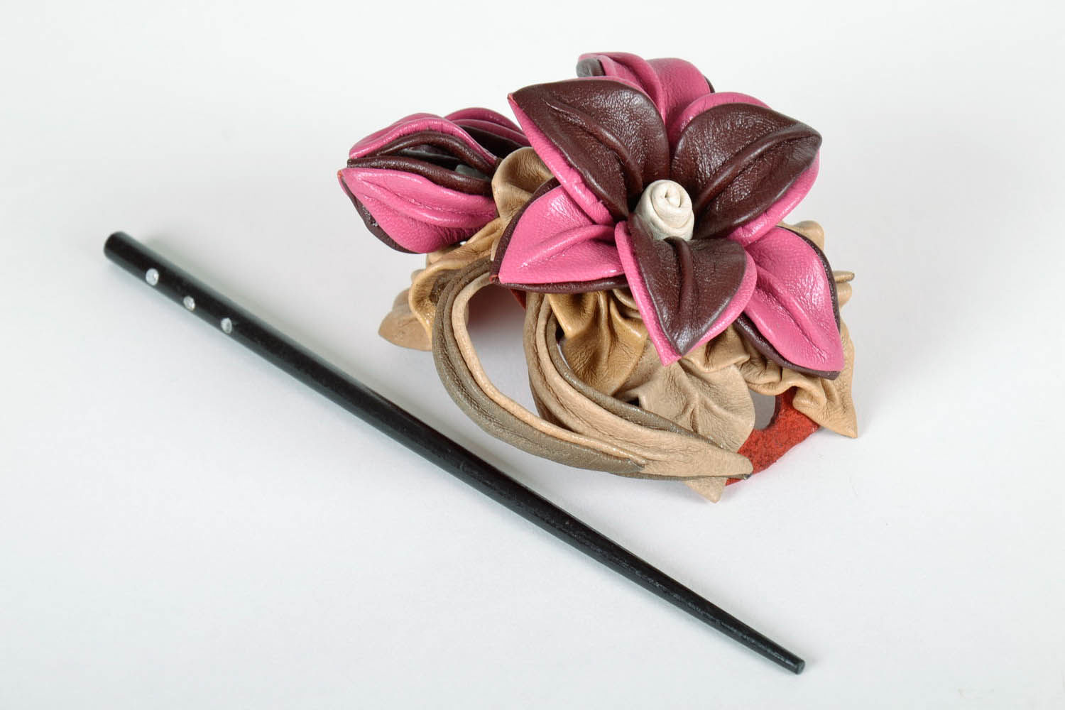 Pique à cheveux faite main avec fleurs artificielles photo 4