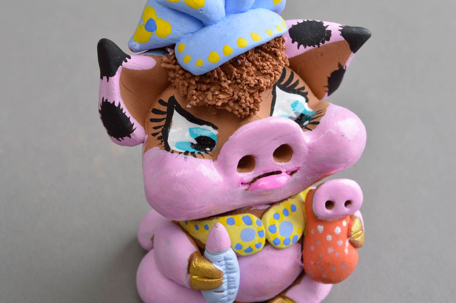 Авторский керамический сувенир ручной работы свинка розового цвета в шапке фото 5