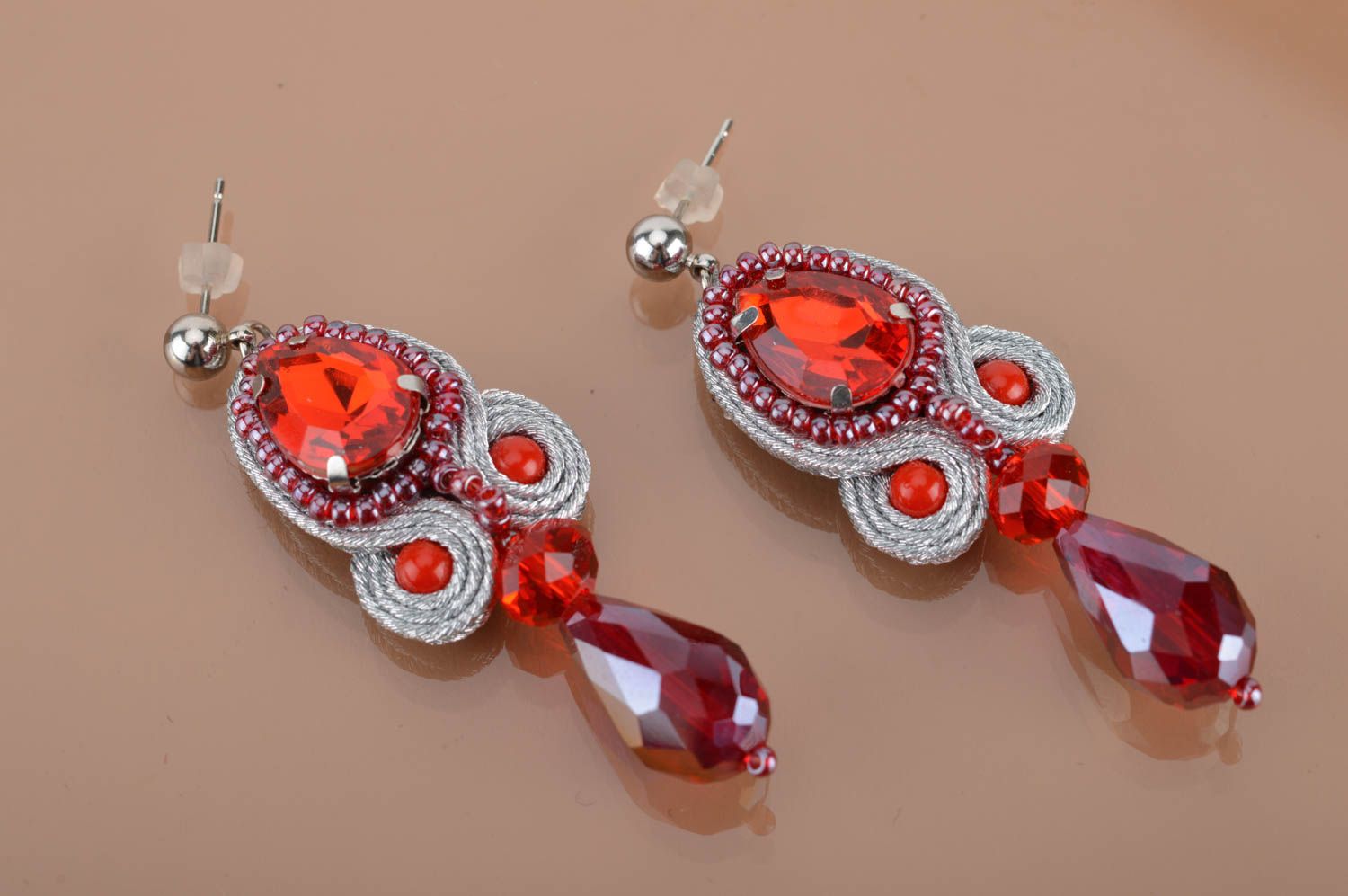 Boucles d'oreilles rouges pendantes soutache perles de rocaille faites main photo 2