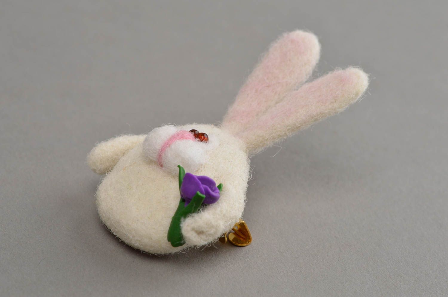 Spilla di lana fatta a mano a forma di coniglio con fiore accessorio originale foto 2