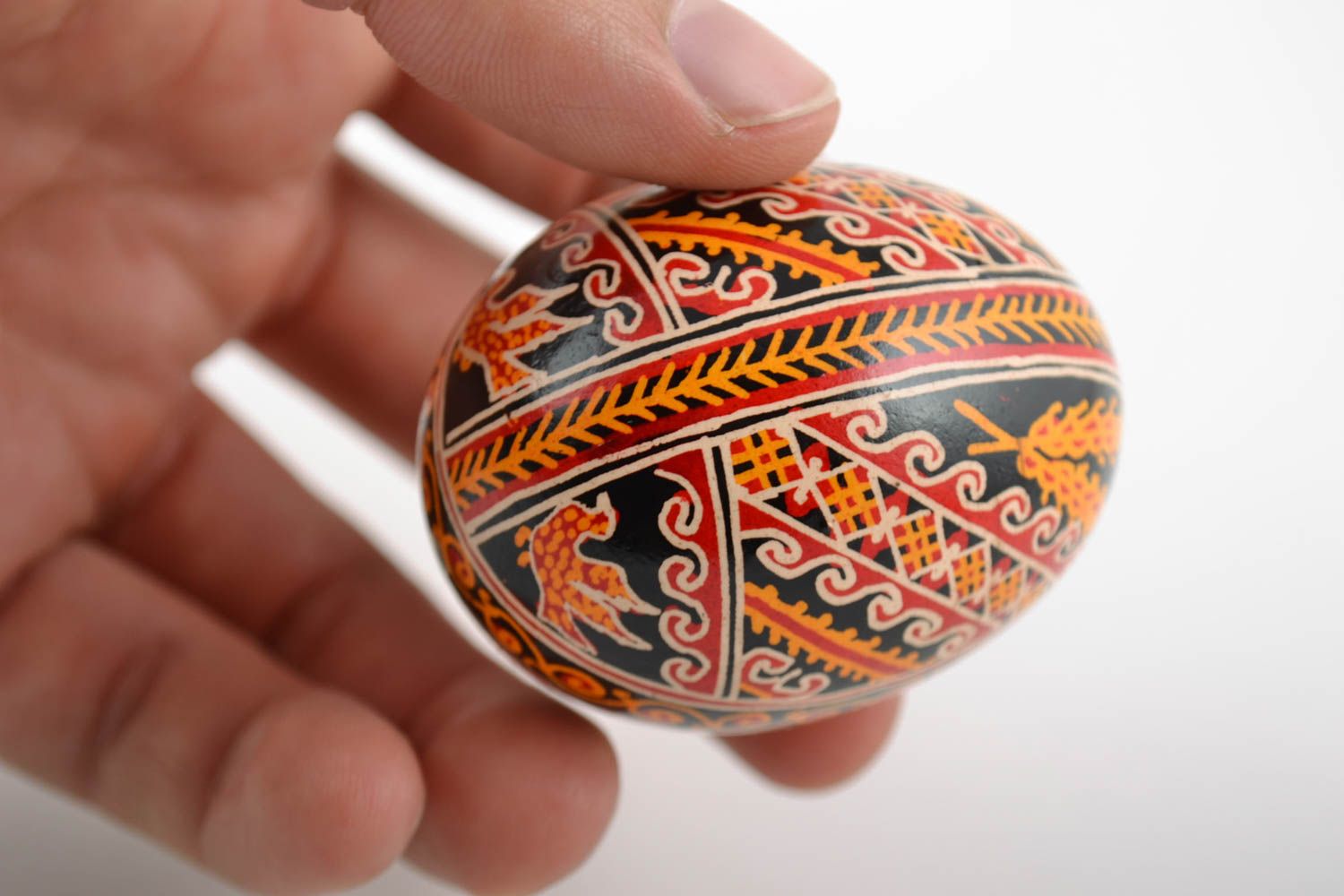 Huevo de Pascua pintado con arcílicos artesanal bonito con símbolos eslavos foto 2