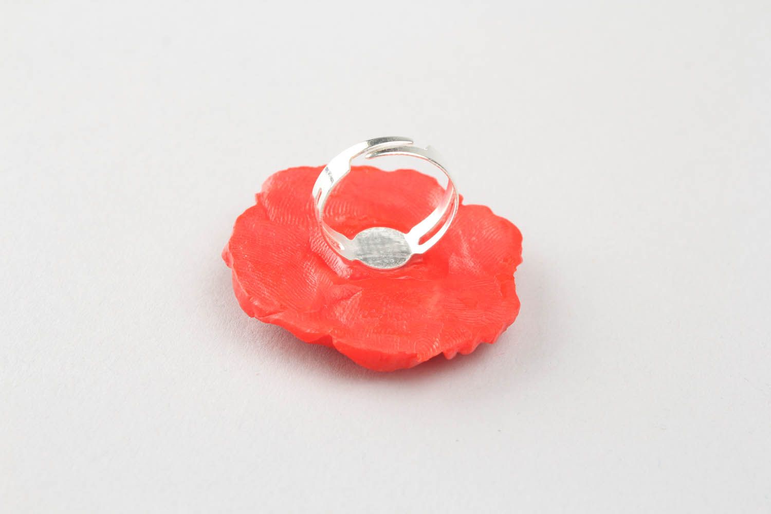 Anel vermelho de argila de polímero feito à mão acessório de mulher artesanal  foto 4