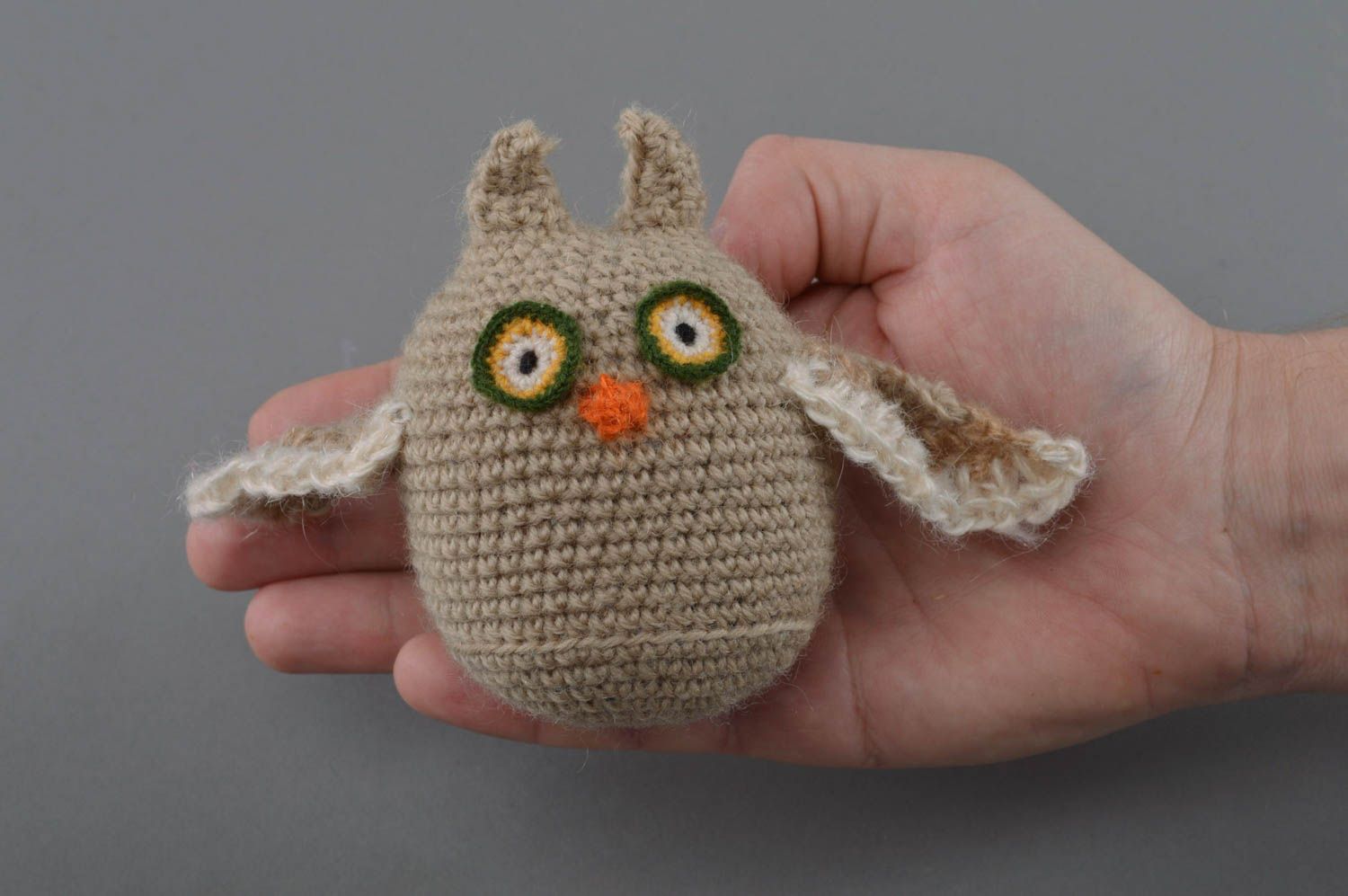 Jouet tricoté original fait main petit pour enfant en forme de hibou gris photo 4