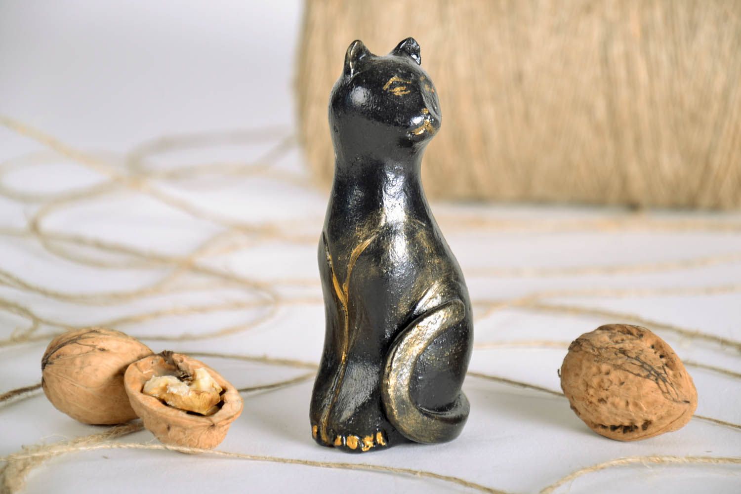 Figurilla cerámica hecha a mano en forma de gata foto 1