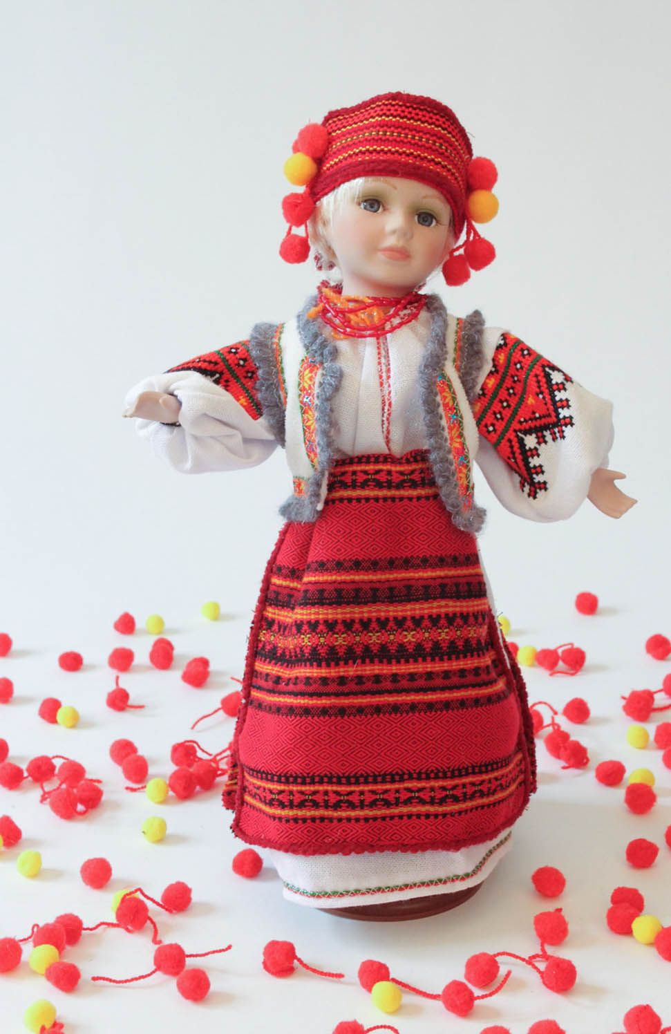 Künstlerische Puppe in ukrainischer Tracht foto 5