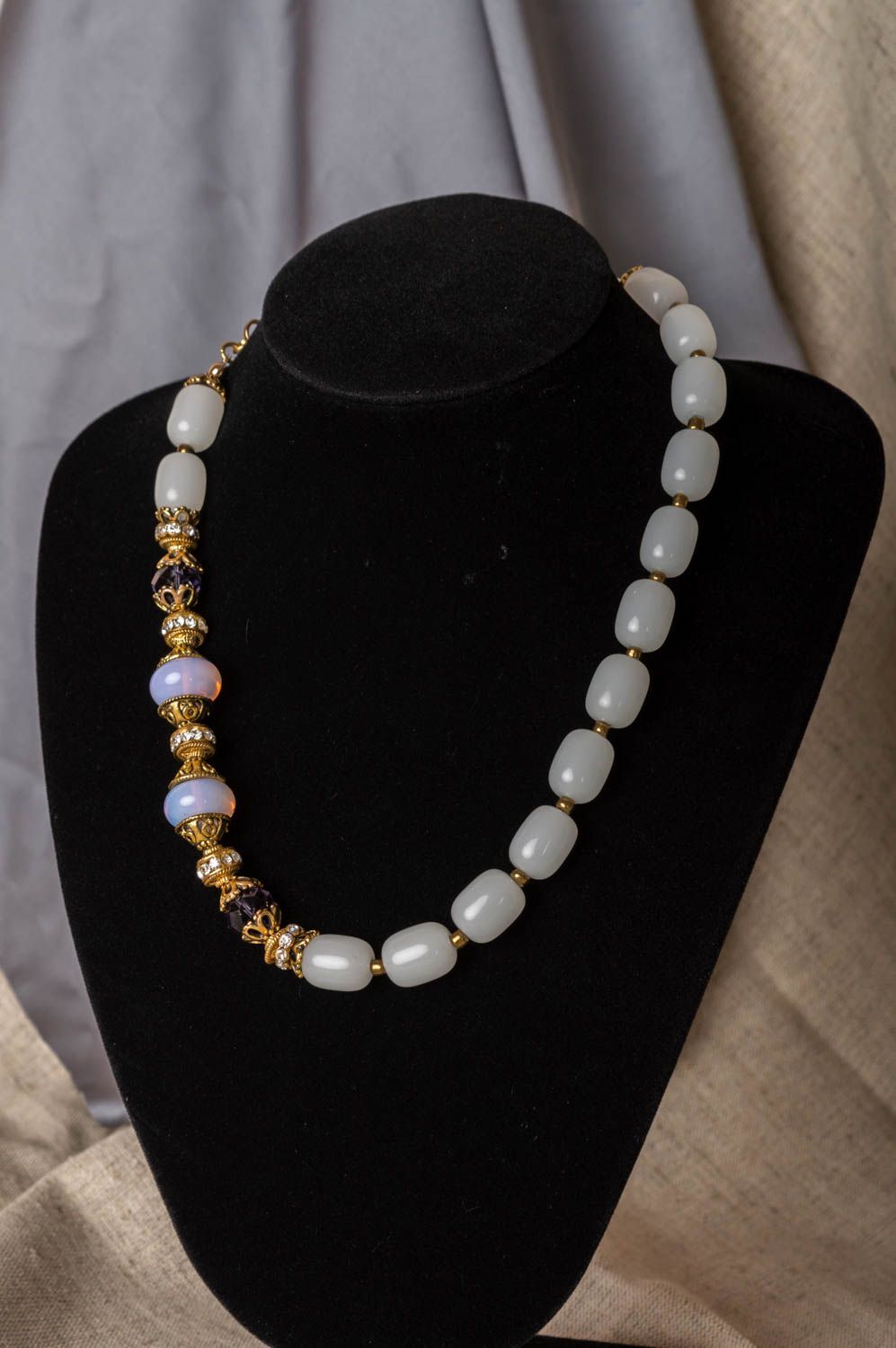 Schöne elegante handgemachte Halskette aus Natursteinen Nephrit und Mondstein foto 1