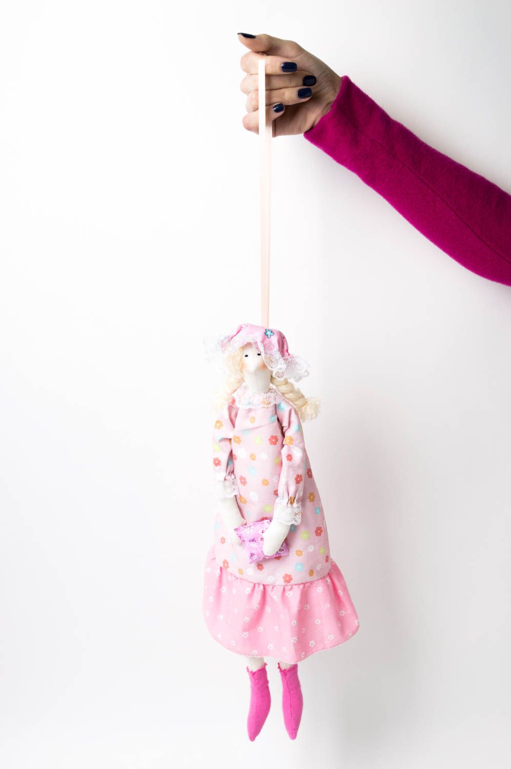 Bambola rosa in stoffa fatta a mano pupazzo tessile originale idee regalo foto 6