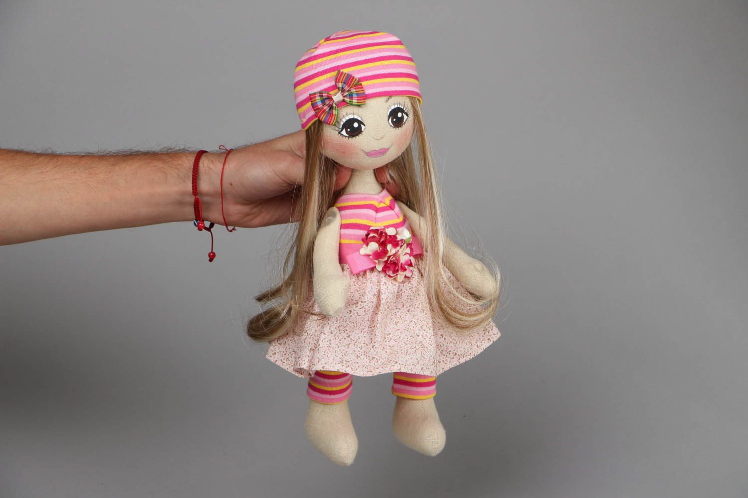 Handgemachte kuschelige Puppe aus Textil foto 4