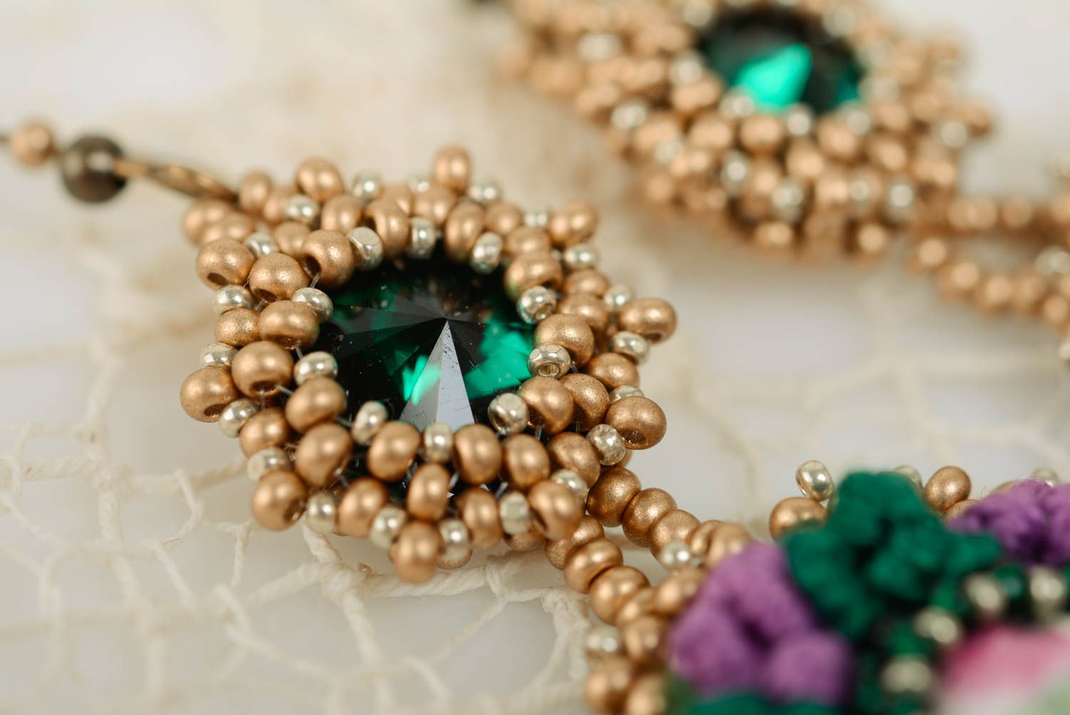 Grün lila handgemachte ovale schöne Textil Ohrringe mit Glasperlen Anhängern foto 5