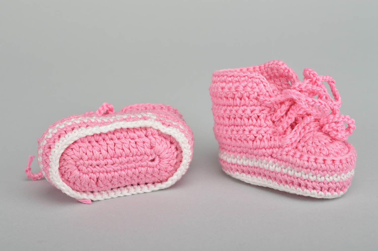 Handgefertigte Schuhe stilvolle gehäkelte Babyschuhe Geschenk für Kleinkinder foto 3