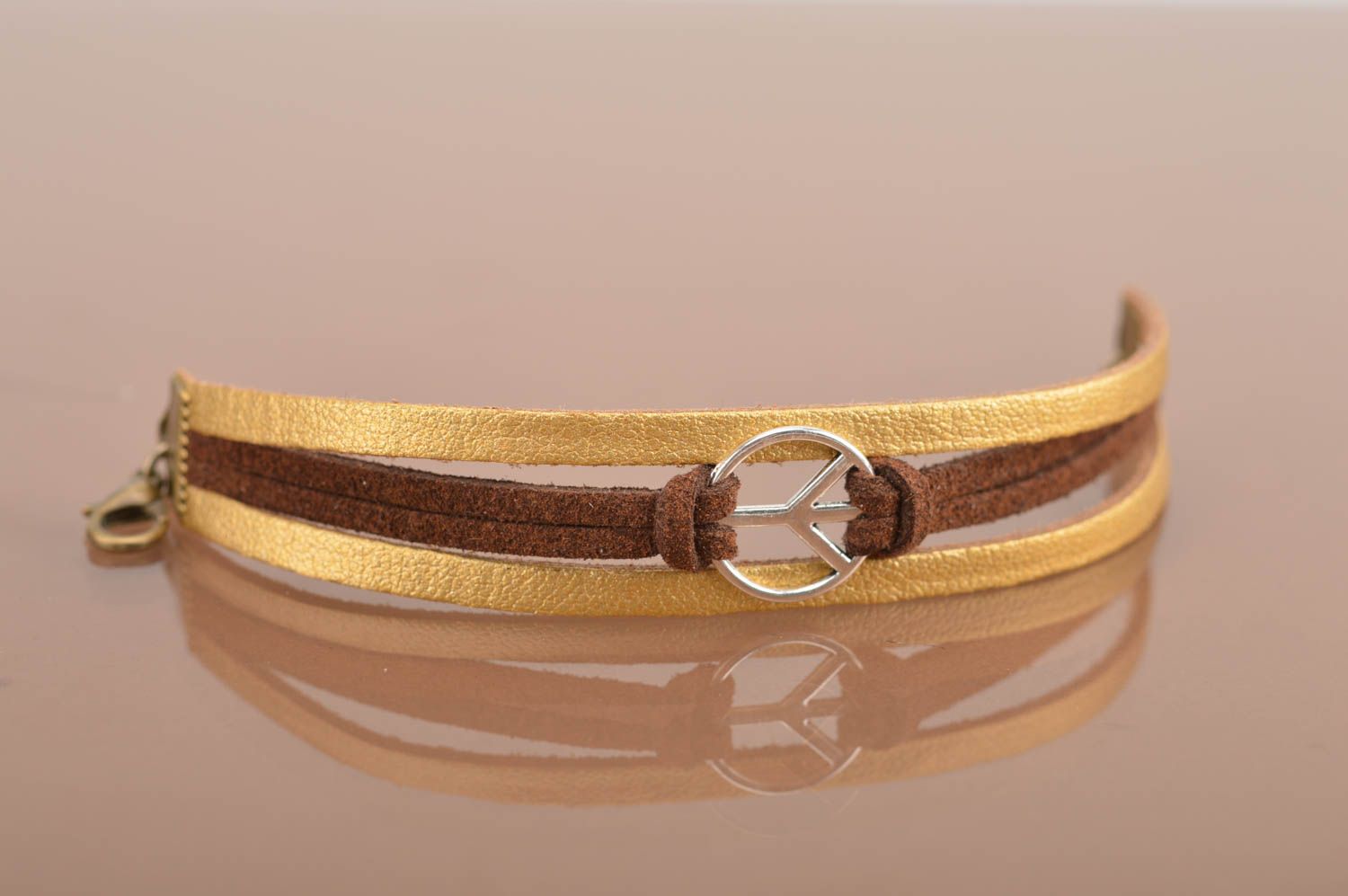 Bracelet en lacets de daim multirang brun doré avec signe de paix fait main photo 5