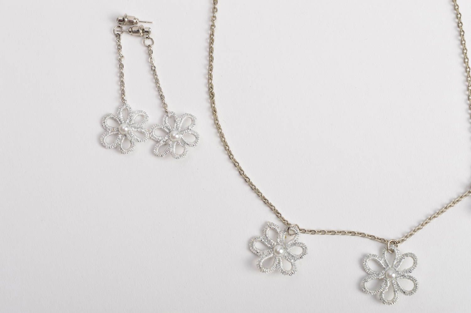 Parure de bijoux fleurs blanches frivolité sur chaînes faits main 3 pièces photo 3