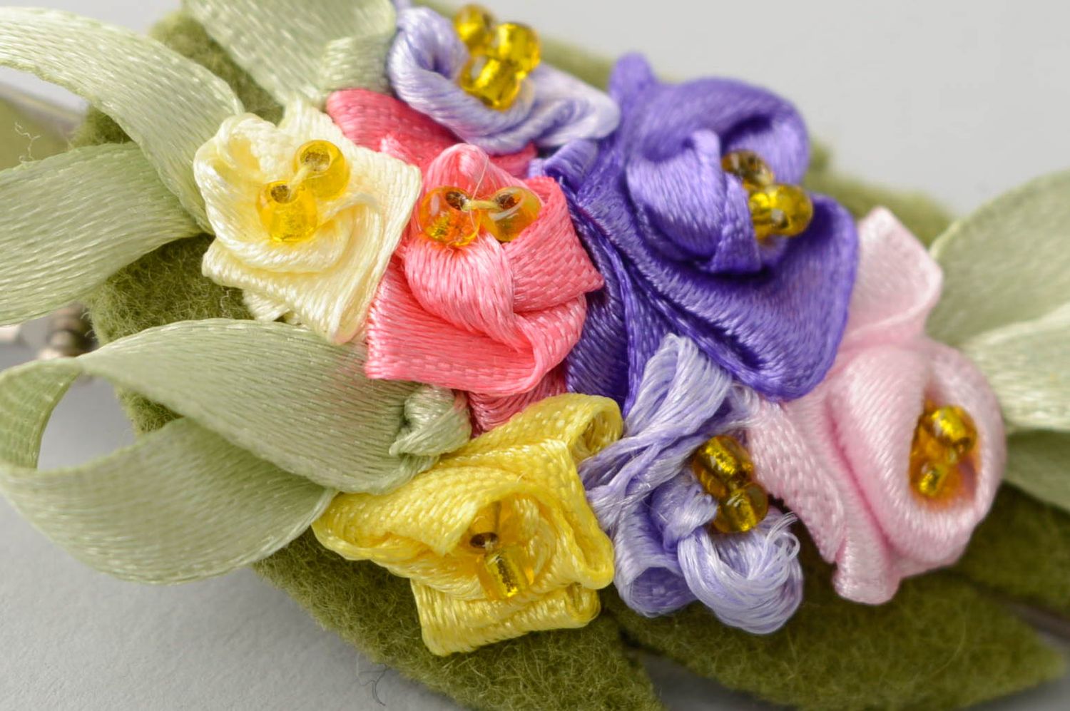 Handmade Haarklemme mit Blumen und Atlasbänden  foto 4