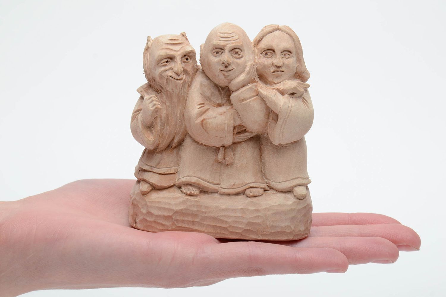 Geschnitzte Statuette aus Holz mit drei Figuren foto 5