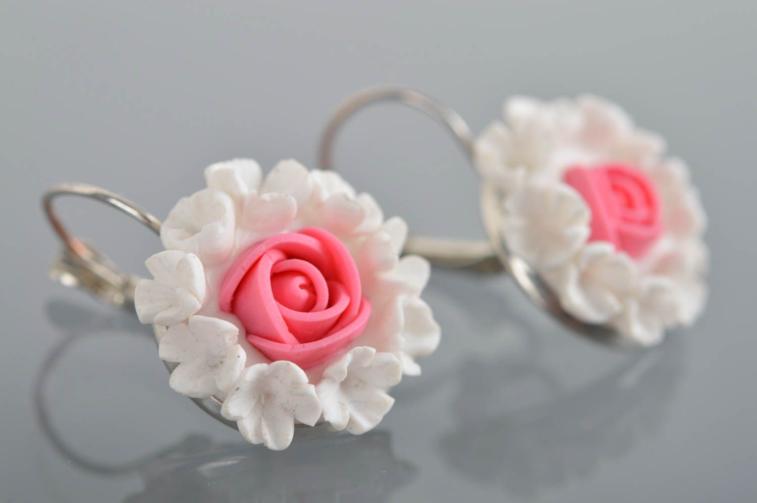 Boucles d'oreilles fleurs blanc rose en pâte polymère faites main pour femme photo 2