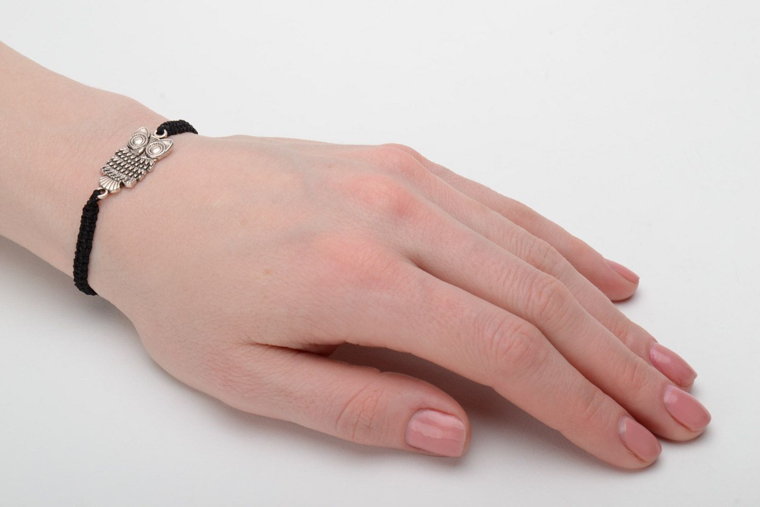 Плетеный браслет на руку из капроновых ниток черный с совой handmade фото 2