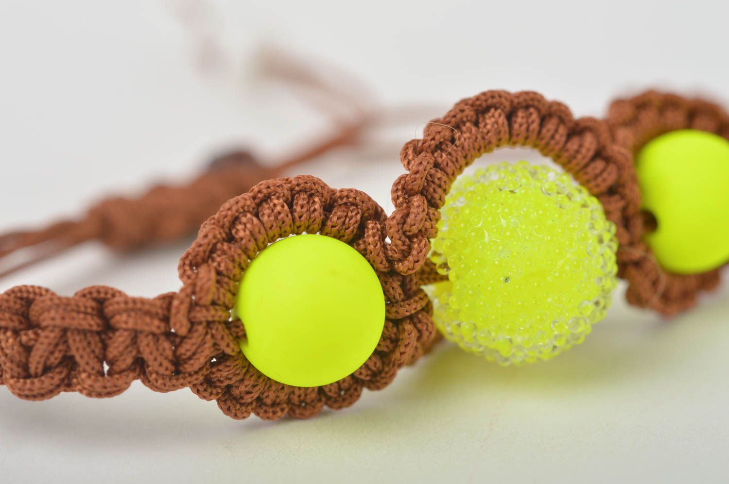 Браслет ручной работы браслет из шнурков плетеный браслет с неоновыми бусинами фото 4