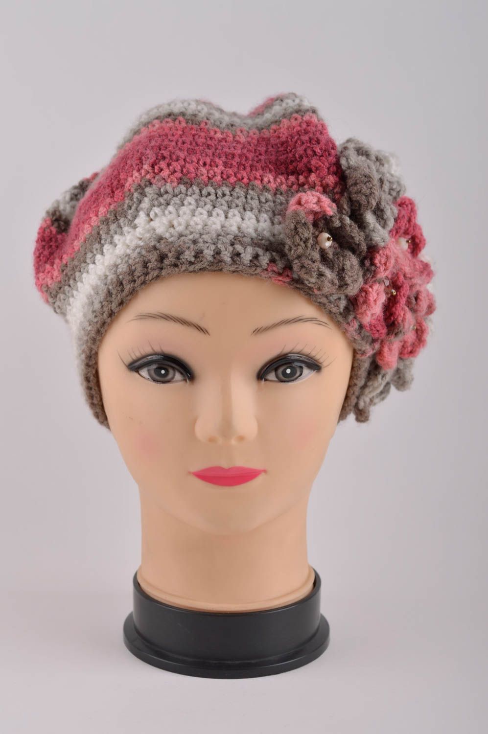 Bonnet tricot fait main Chapeau d'hiver en laine Vêtement pour femme avec fleurs photo 3