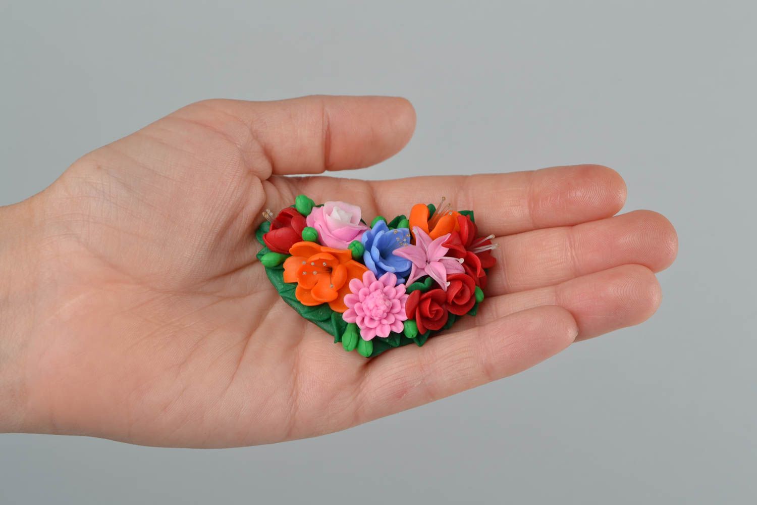 Broche de arcilla polimérica con forma de corazón de flores hecho a mano foto 2