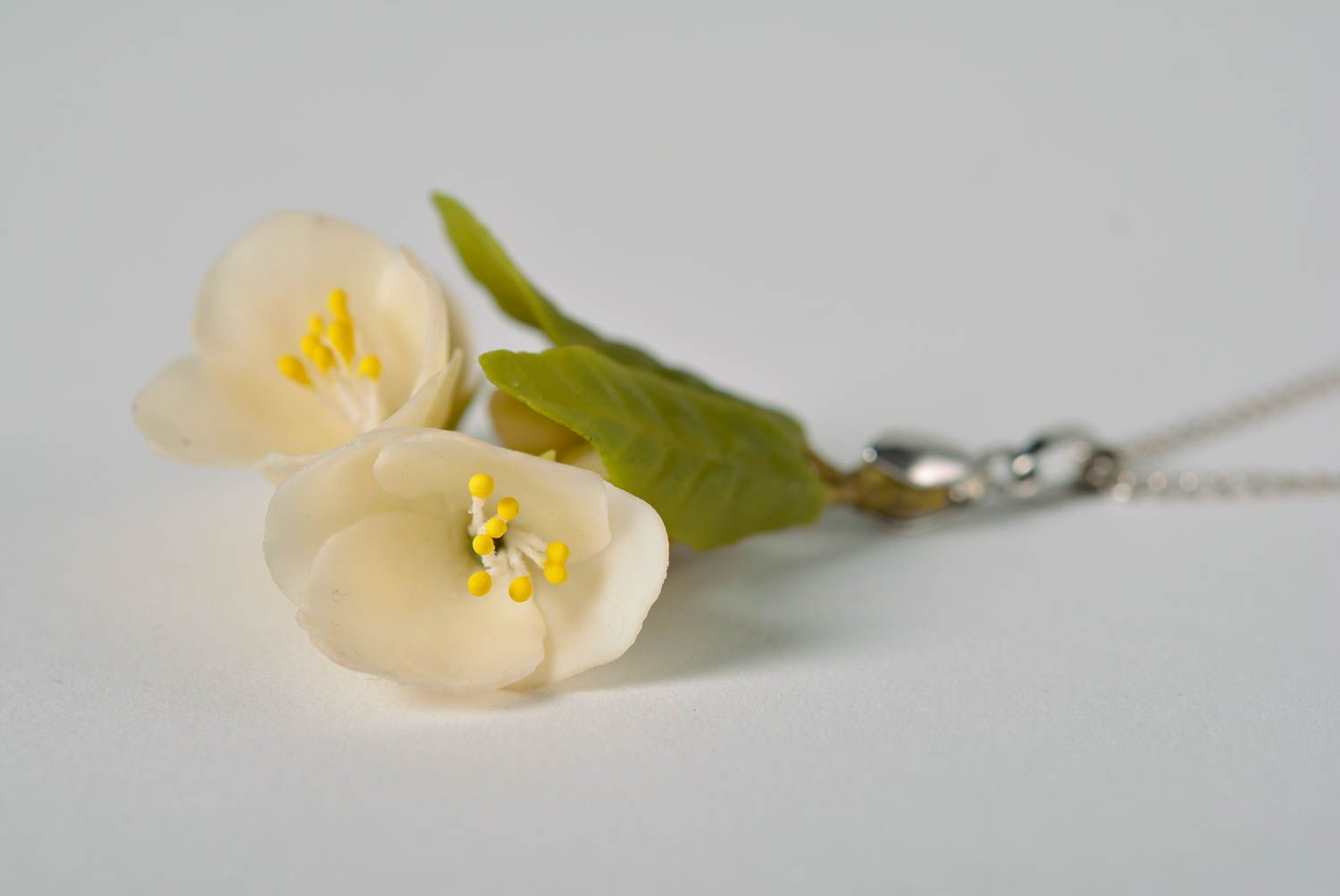 Set di orecchini e ciondolo fatto a mano kit di accessori fiori bianchi
 foto 4