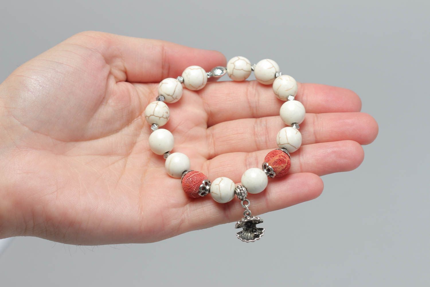 Weißes Armband aus echten Steinen Türkis und Lava handmade Schmuck für Frauen  foto 5