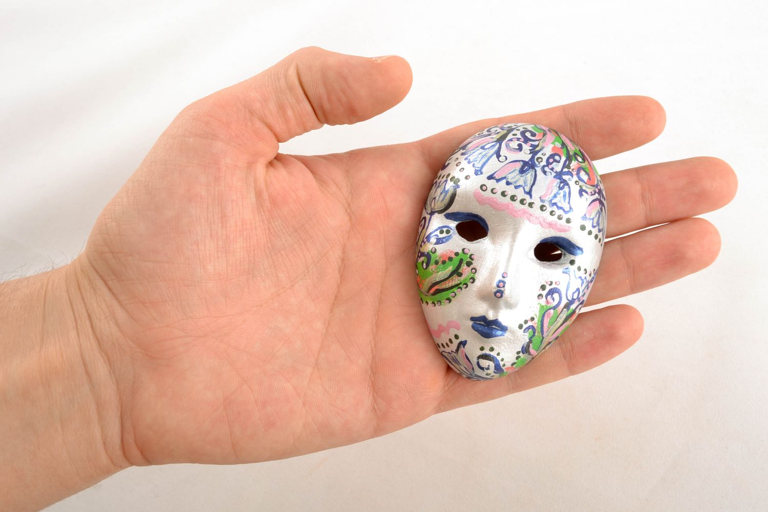 Сувенирная маска с разноцветными узорами глиняная  фото 1