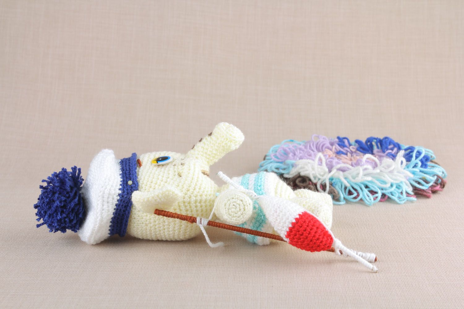 Мягкая вязаная игрушка Слоник-рыбак  фото 3