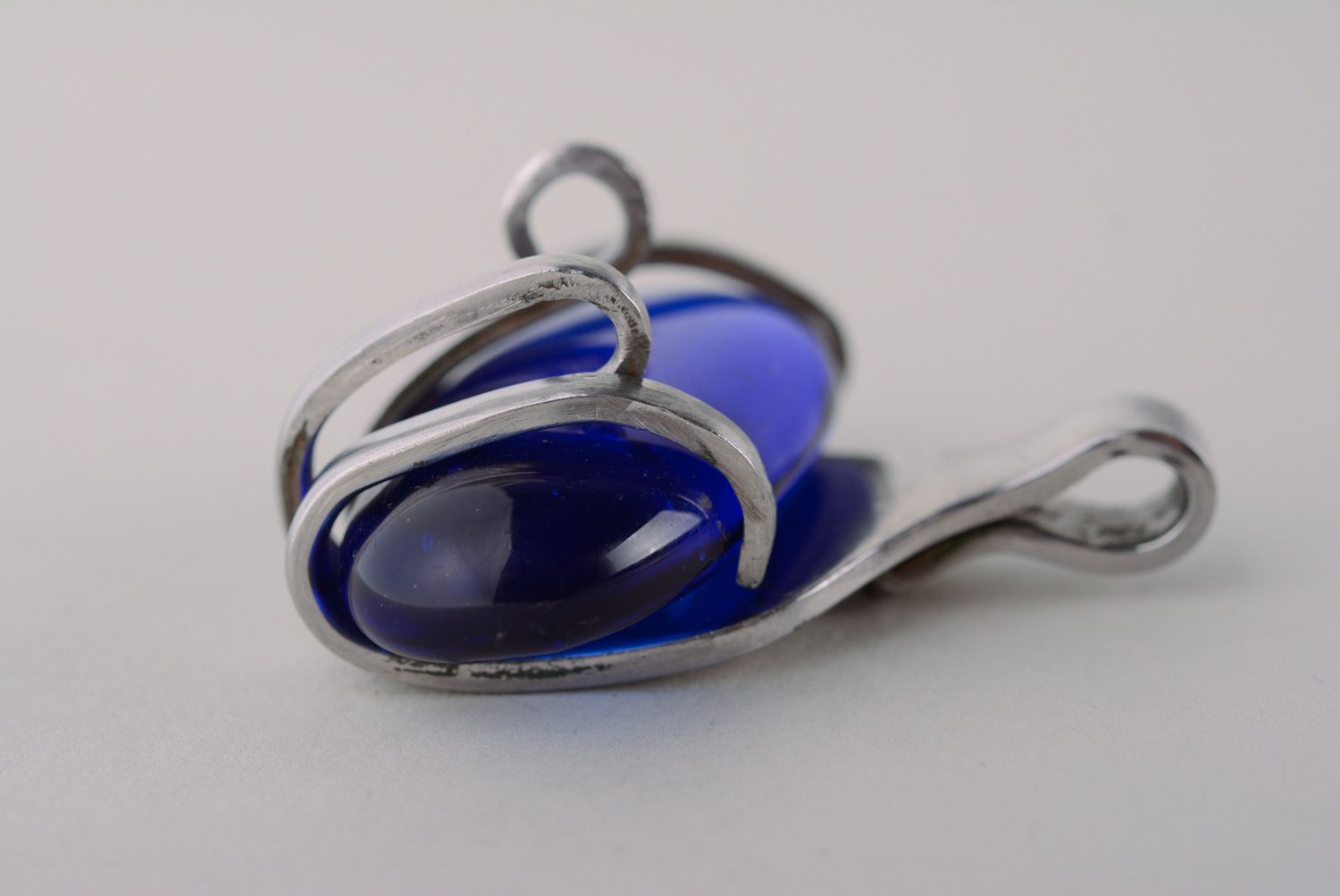 Металлический кулон из мельхиоровой вилки с синим искусственным камнем фото 2