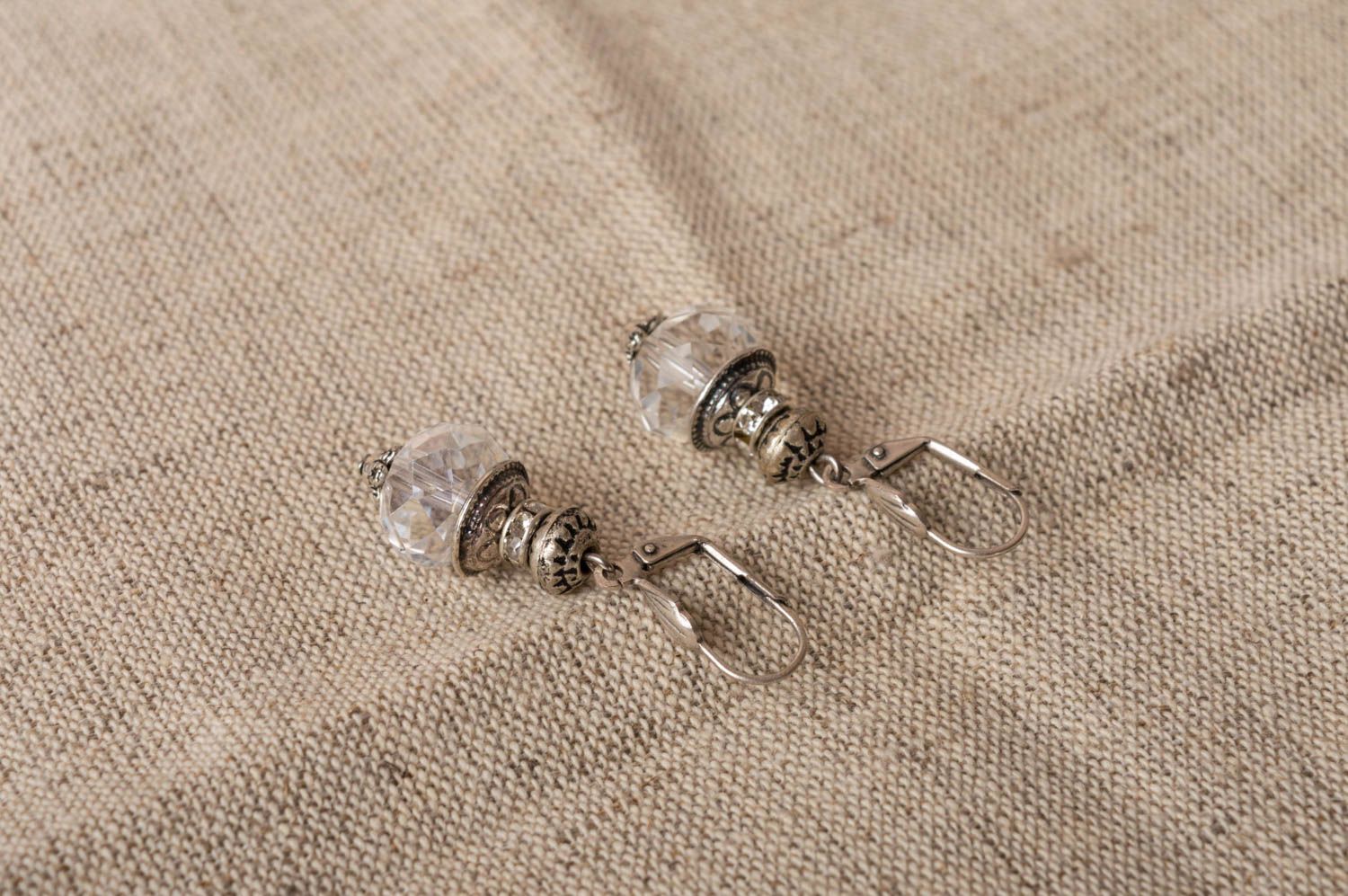 Handgemachte schöne originelle stilvolle kleine Ohrringe mit Kristall Geschenk foto 1