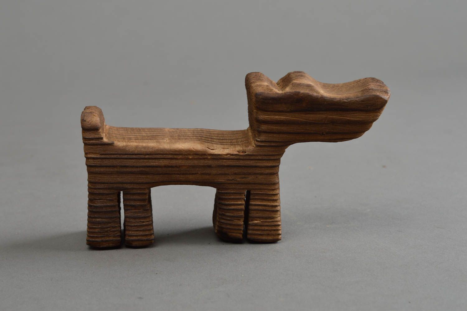 Künstlerische Statuette aus Holz Hund grell schön handgeschaffen interessant  foto 2