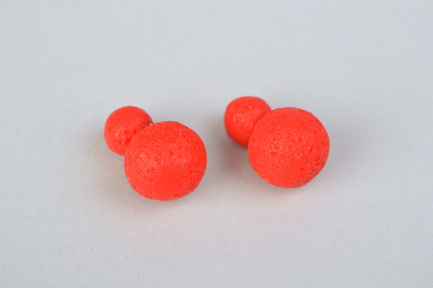 Boucles d'oreilles en pâte polymère rouges faites main double boule puces photo 4