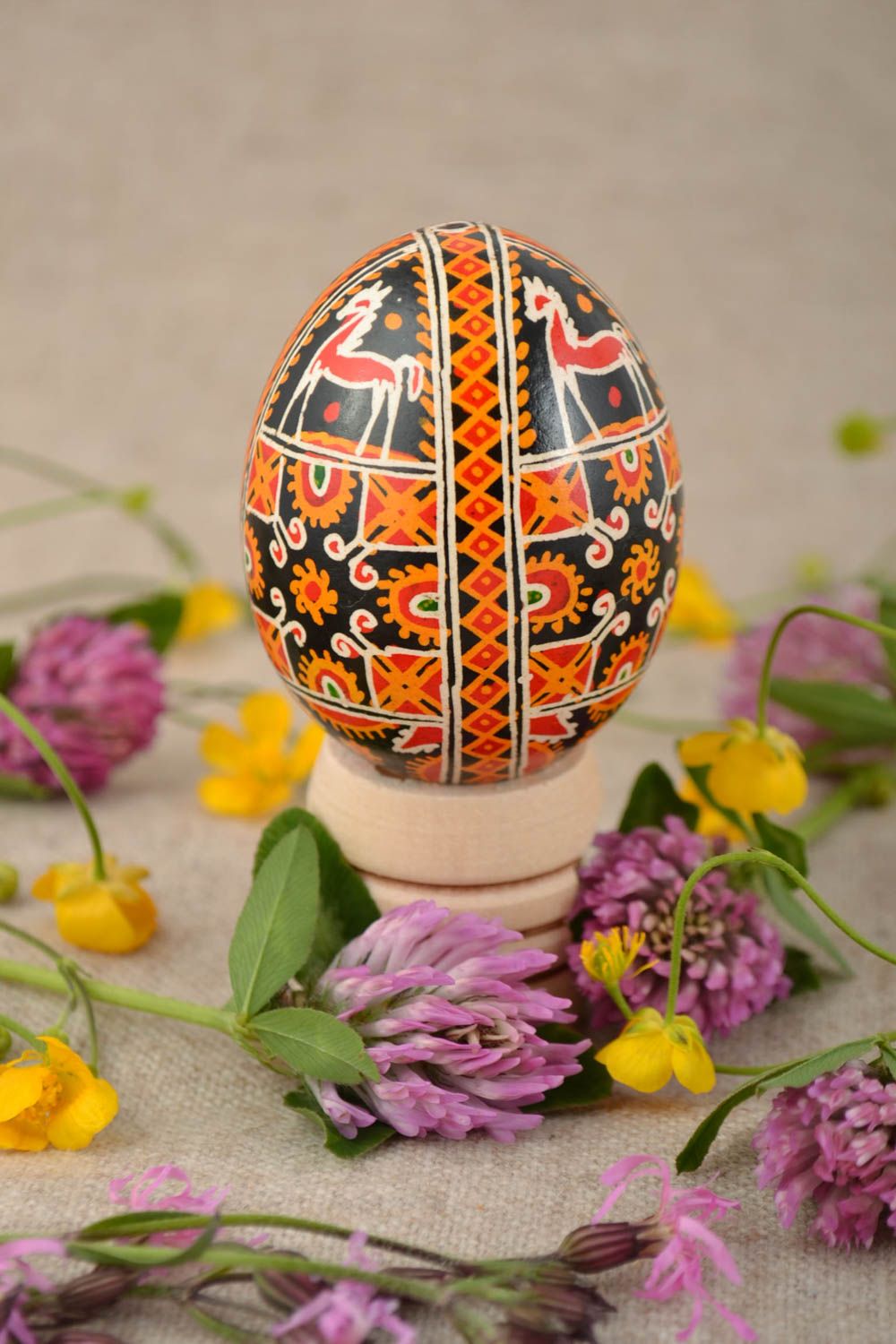 Huevo de Pascua artesanal pintado con acrílicos con caballos foto 1