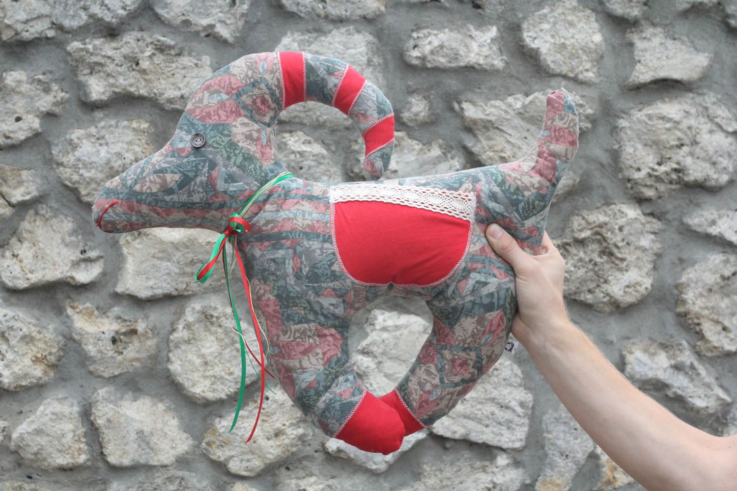 Brinquedo macio têxtil feito à mão de tecido para decoração do interior de materiais naturais foto 2
