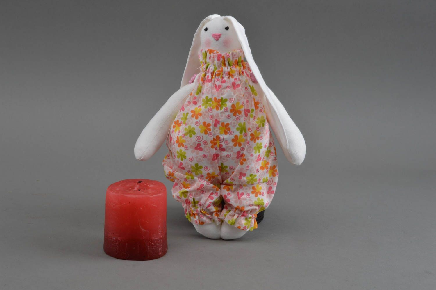 Милая красивая текстильная игрушка заяц с длинными ушами для детей и декора фото 1
