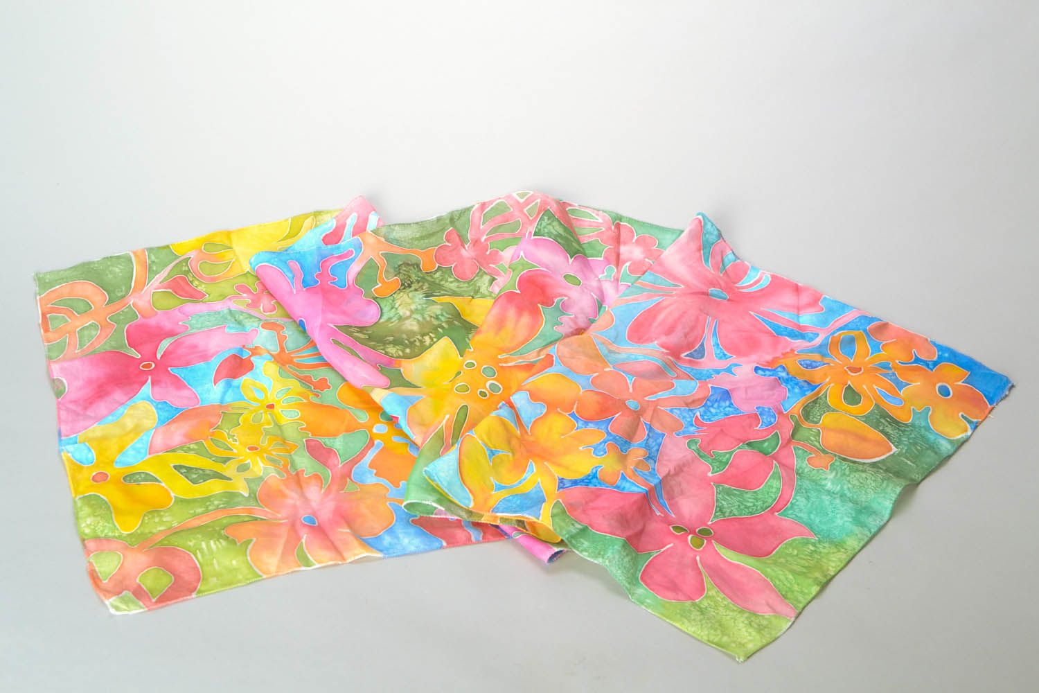 Sciarpa di seta fatta a mano accessorio originale da donna in colori vivaci
 foto 3