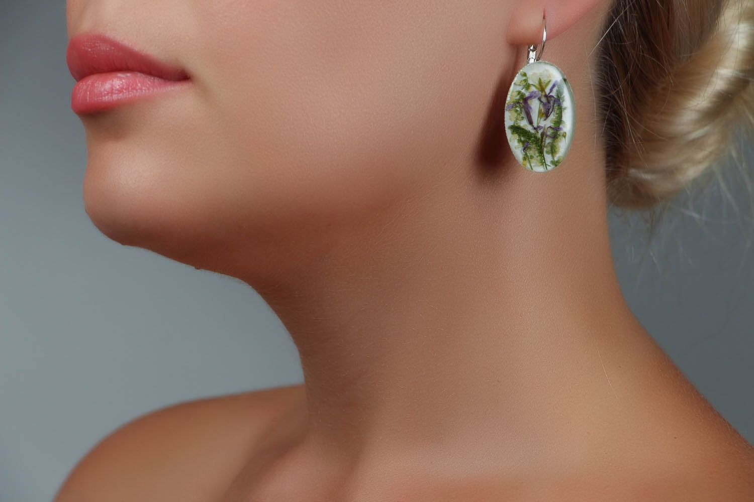 Boucles d'oreilles pendantes ovales avec fleurs sauvages photo 4