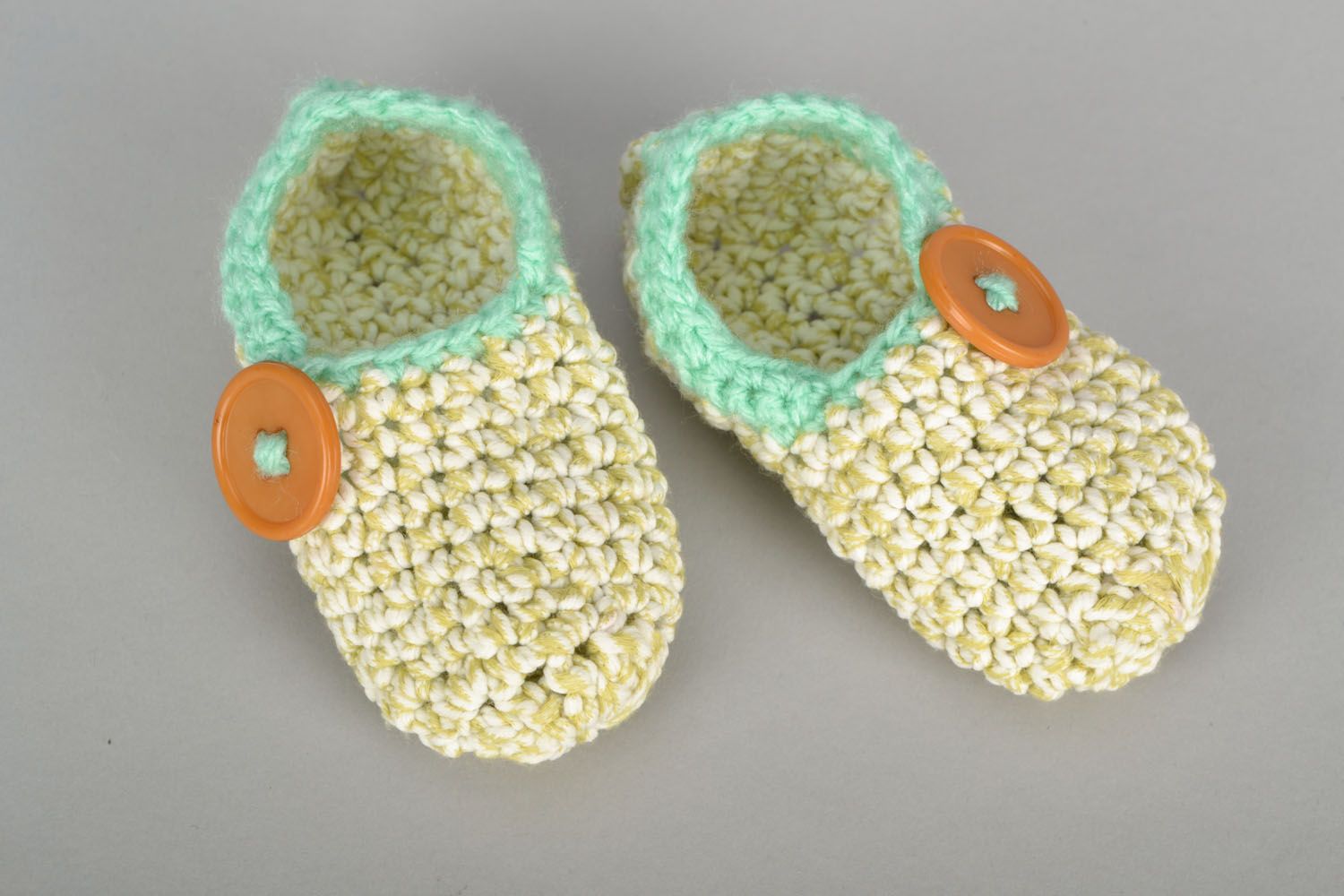 Pantofole di lana da bambini fatte a mano scarpe per casa in colore tenero
 foto 2