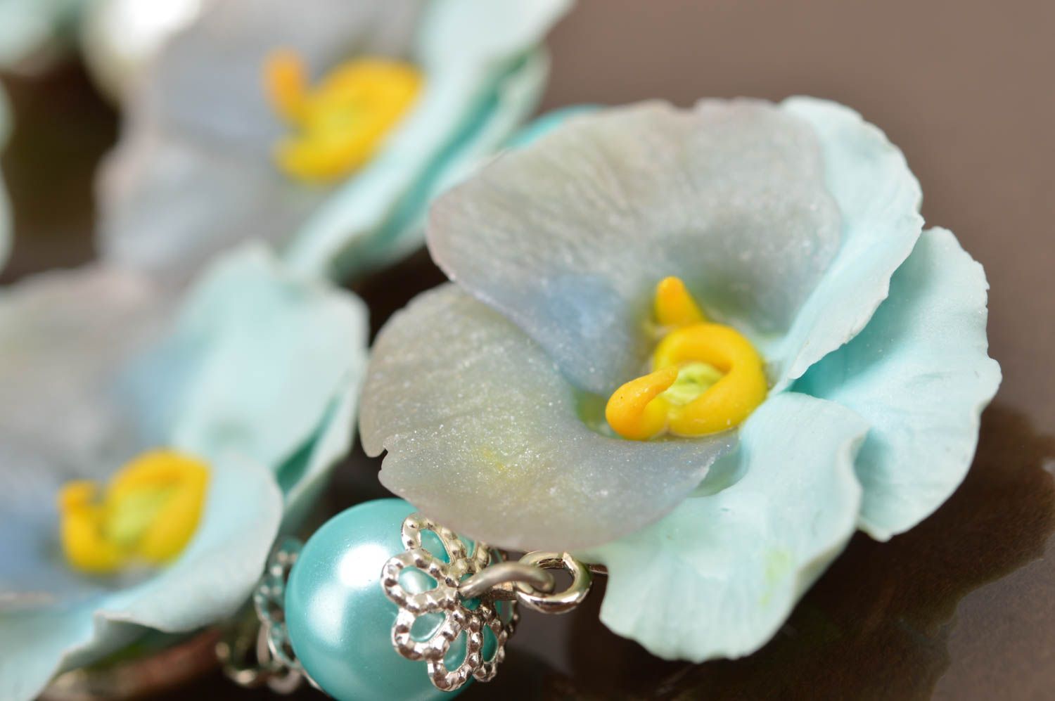 Collar con flores de arcilla polimérica con cuentas azules artesanal Violetas foto 4