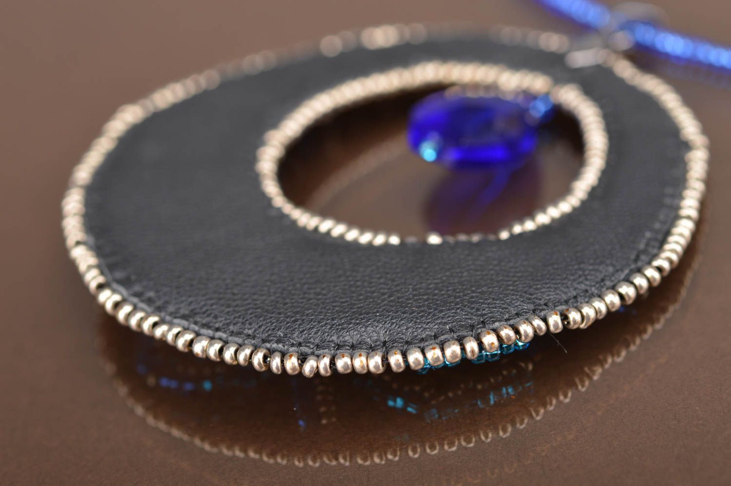 Pendentif rond cuir noir perles de rocaille grand strass bleu fait main photo 4
