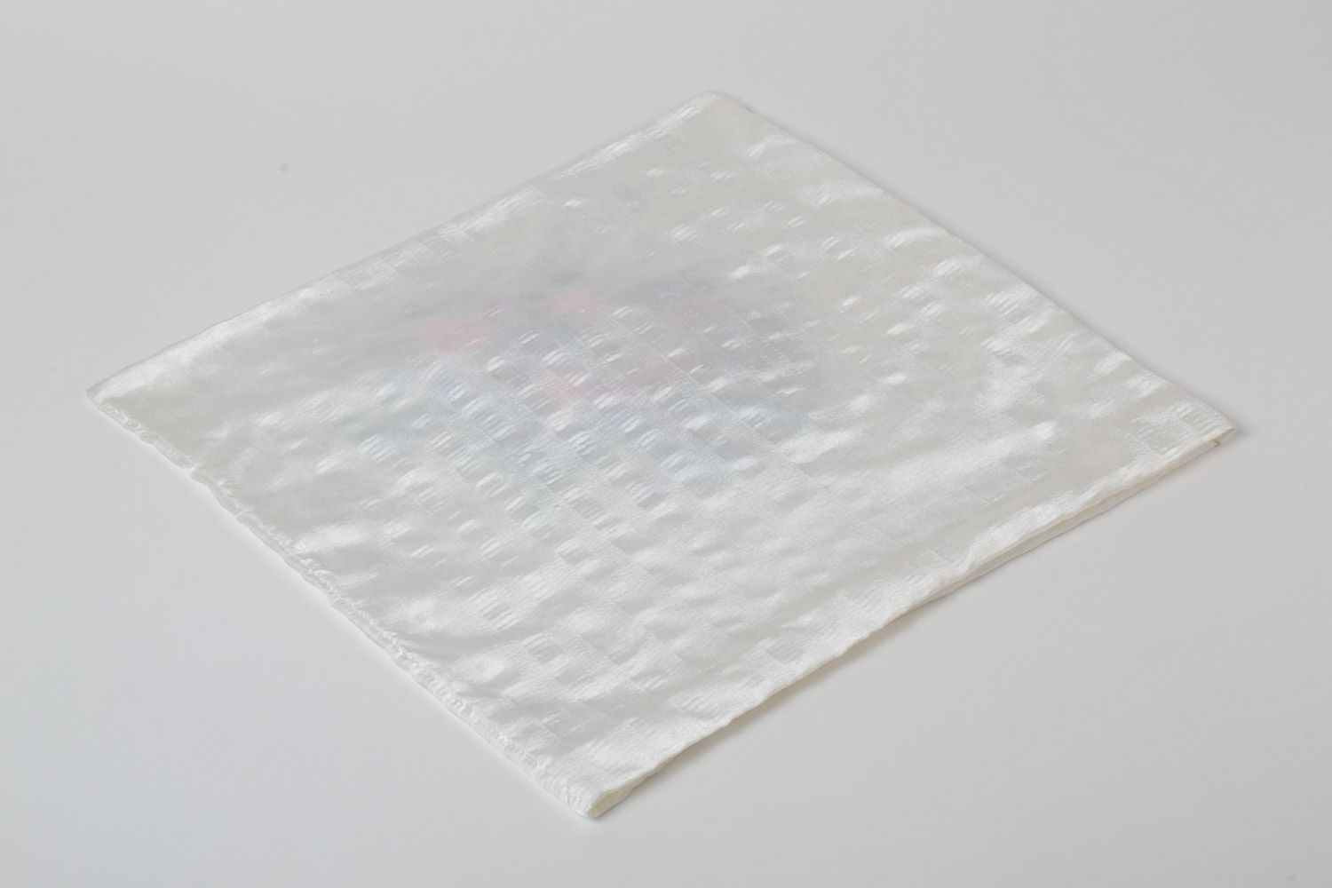Наволочка с вышивкой лентами из габардина на молнии белая в цветах ручной работы фото 5