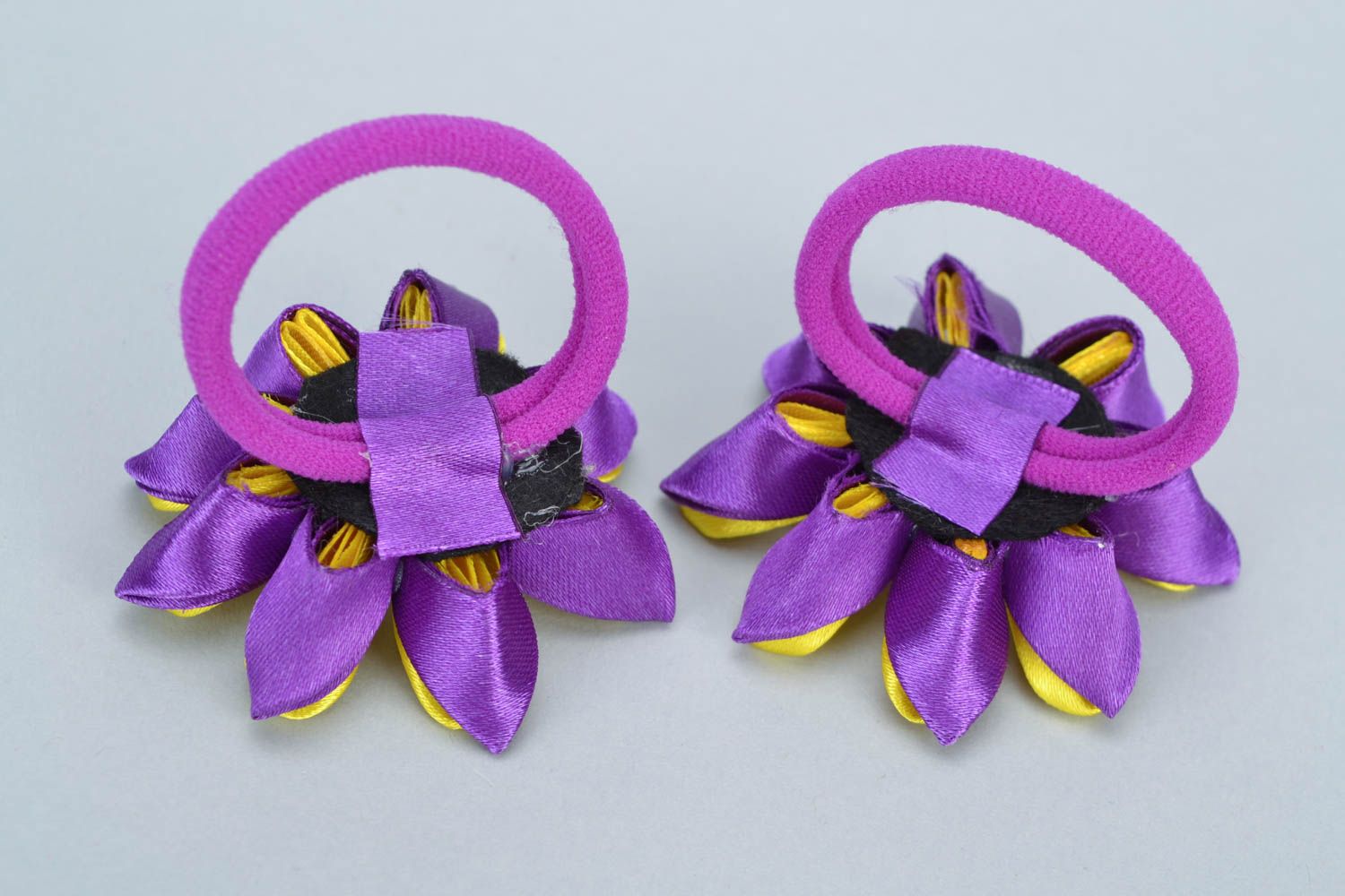 Élastiques à cheveux faits main fleurs kanzashi satin jaune violet de 2 pièces photo 4