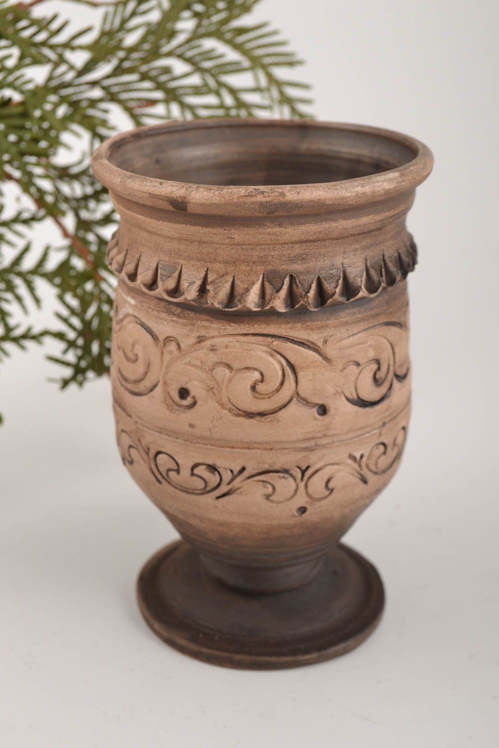 Vaso de arcilla hecho a mano con ornamentos tratado con plata marrón en pata foto 1