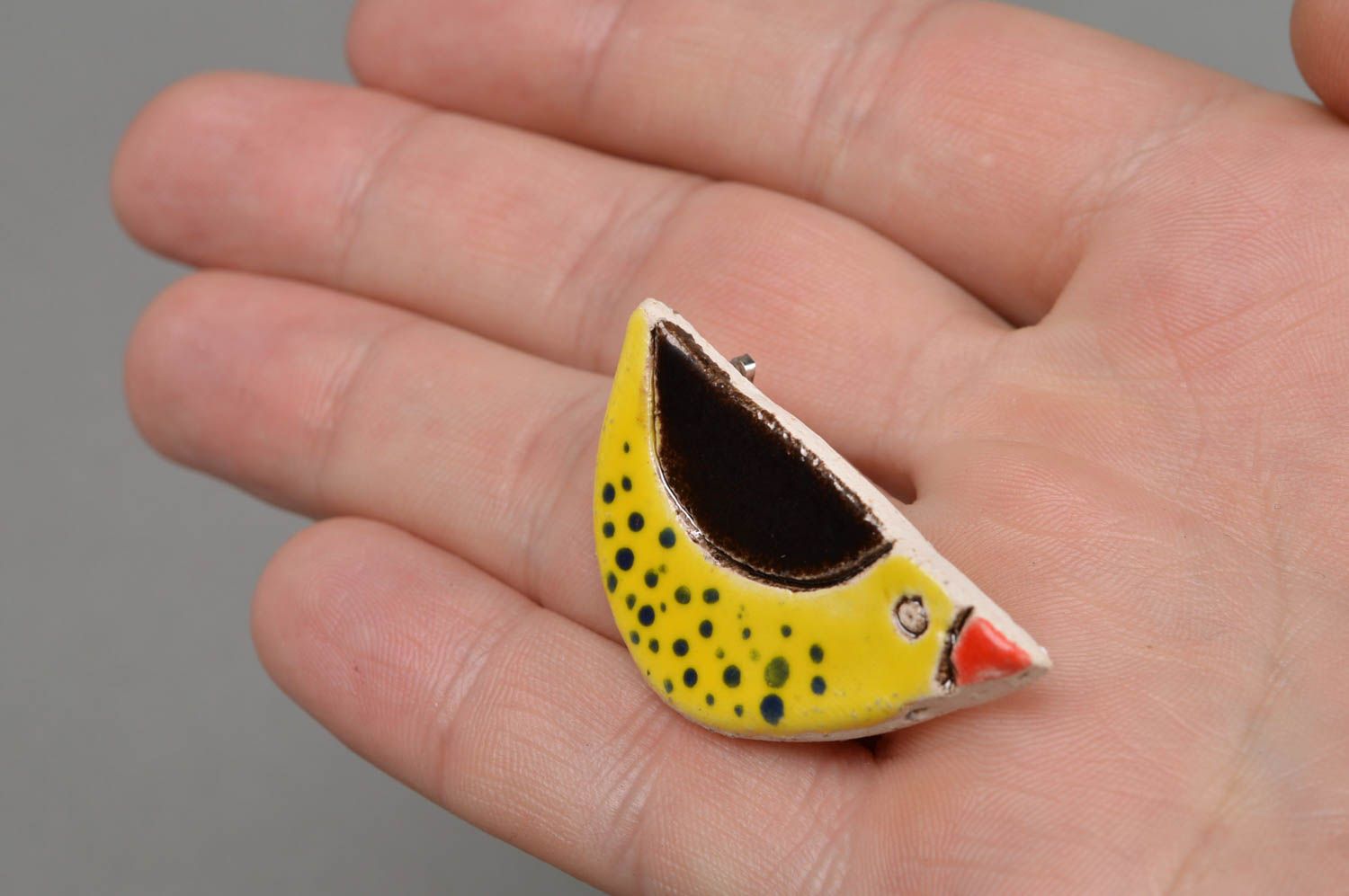 Handmade designer bright small ceramic brooch yellow and black bird photo 1