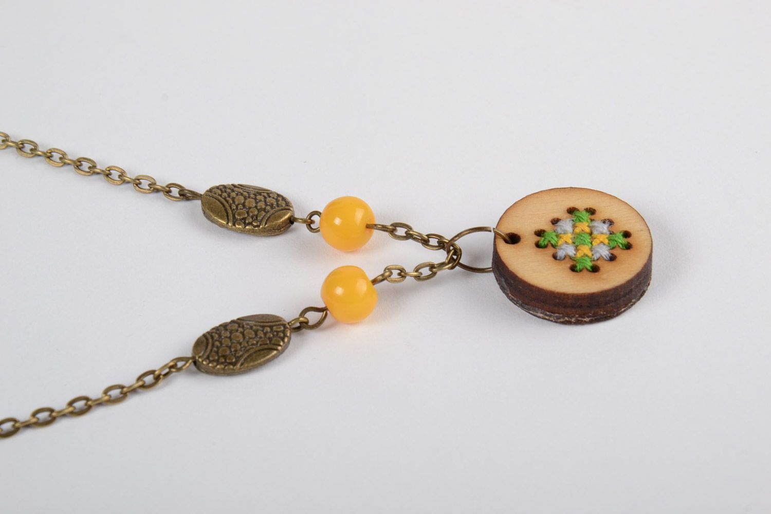 Pendentif rond en bois avec broderie fait main sur chaîne avec perles fantaisie photo 4