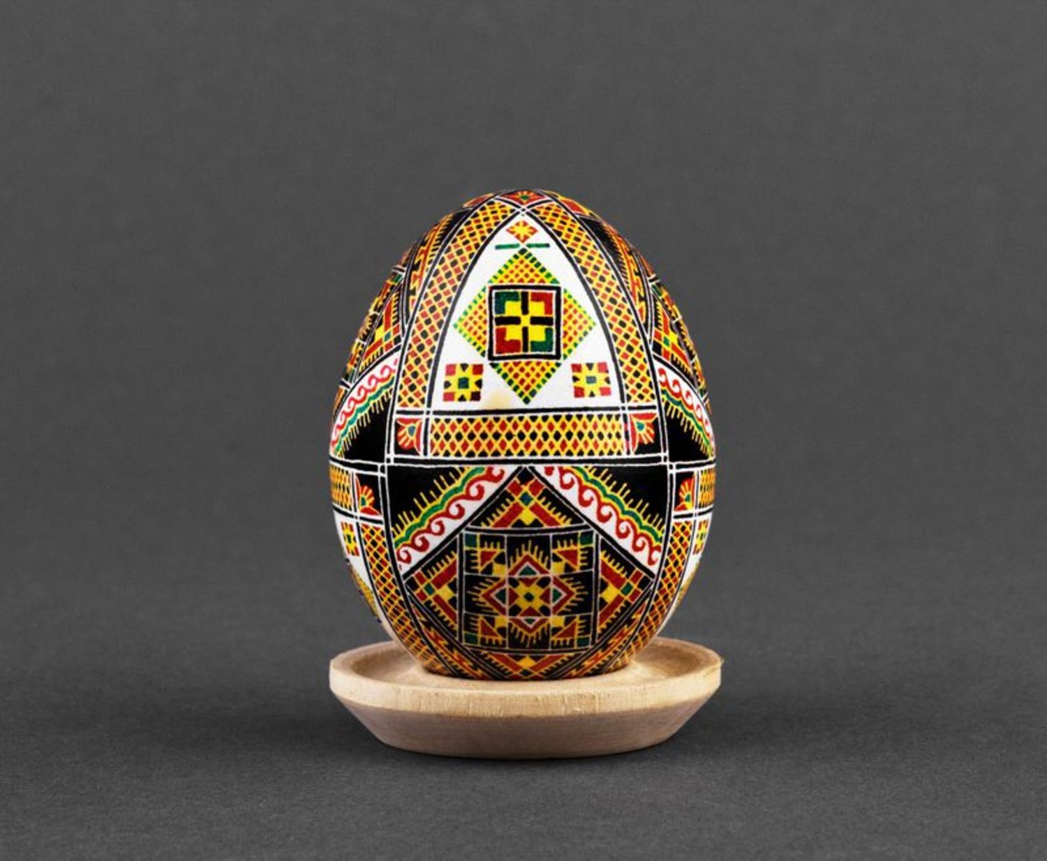 Huevo de Pascua hecho a mano con pintura foto 2