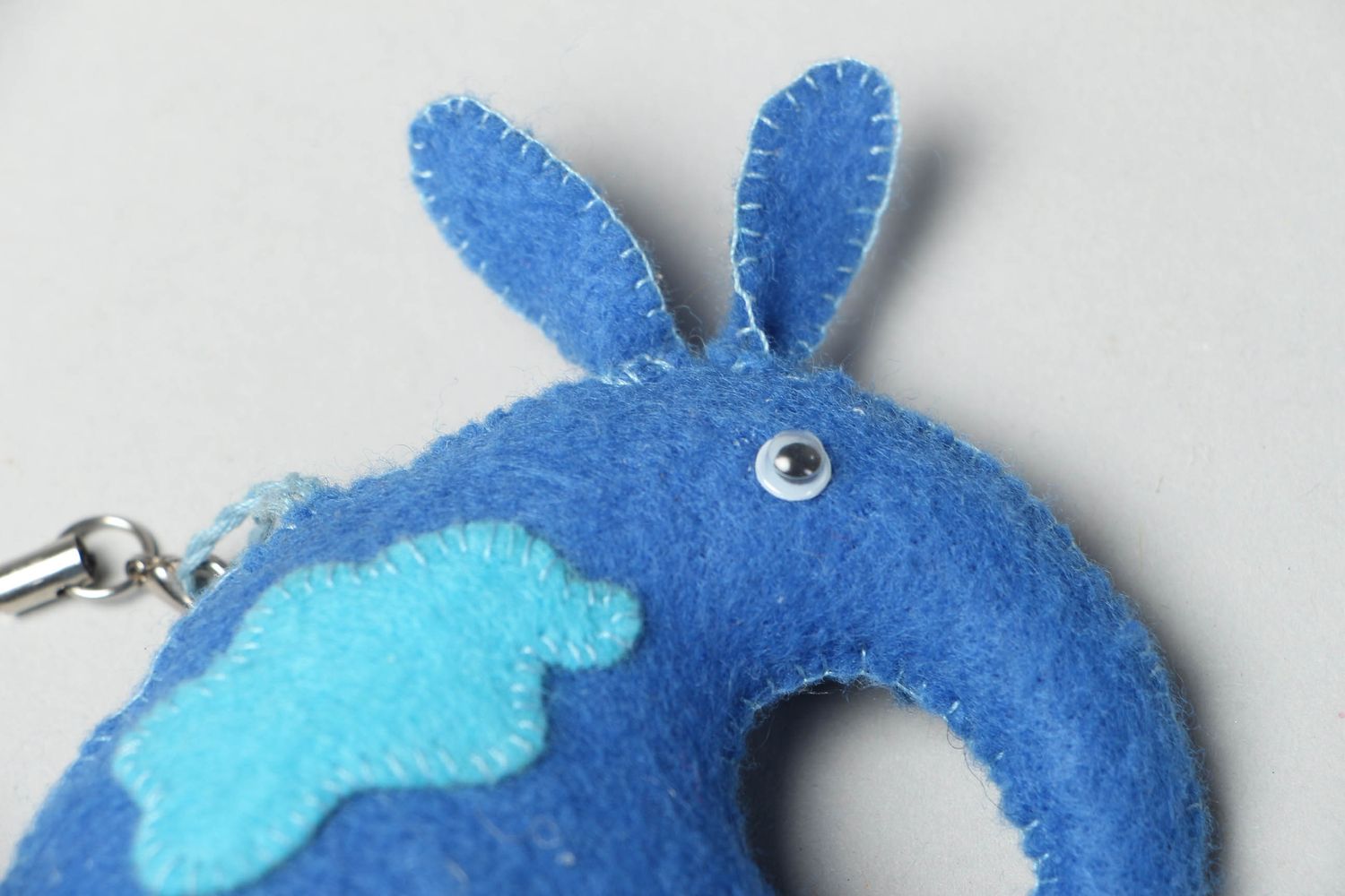 Мягкая игрушка-подвеска из фетра ручной работы Слоник синий фото 2